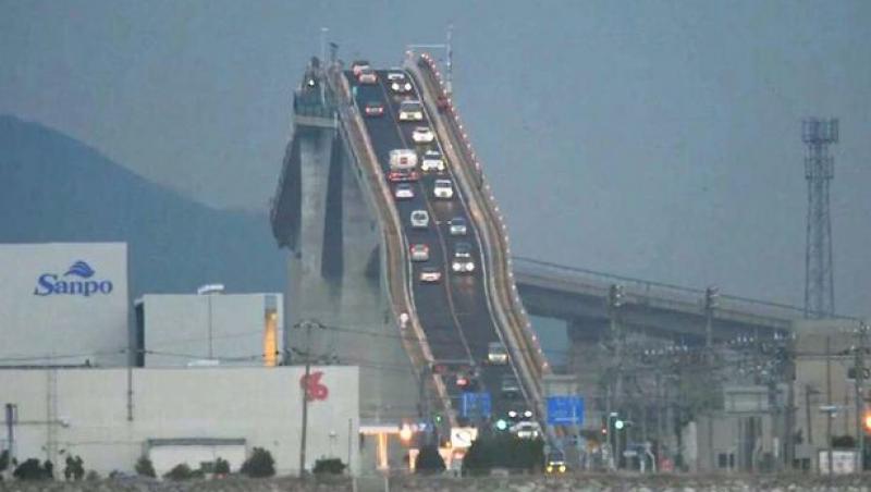 „Numai șoferii curajoși trec pe AICI” Podul acesta este o adevărată PROVOCARE pentru toți! (VIDEO)