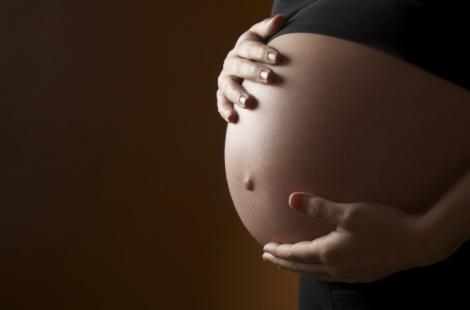 „Îmi e rușine că fac ASTA, dar nu mă pot abține!” O femeie însărcinată i-a șocat pe toți cu poftele ei BIZARE!