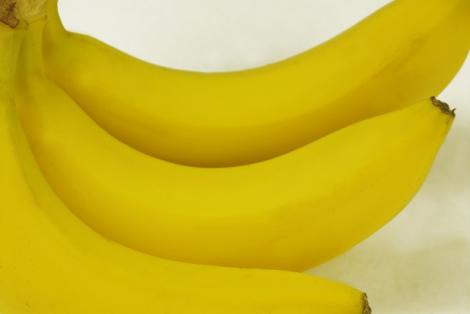 A vrut să mănânce o banană, însă A ÎNLEMNIT când a văzut ce se află în ea! “O mușcătură și era moartă”