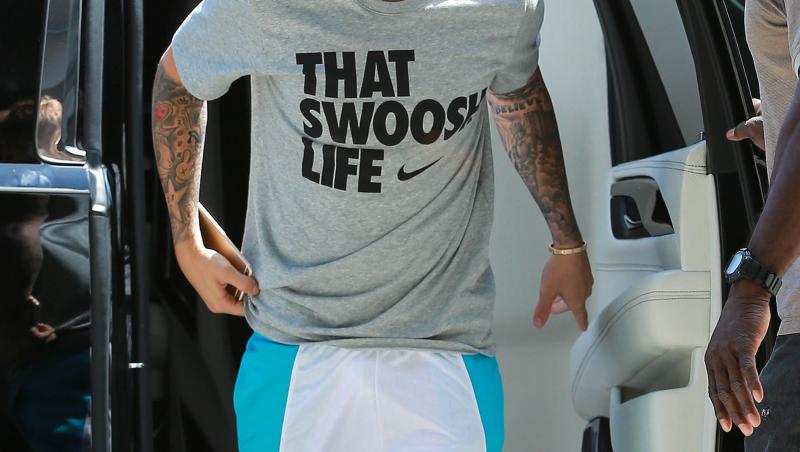 Galerie FOTO: Cum a ales Justin Bieber să meargă îmbrăcat la SALĂ! Toți au râs de ȘOSETELE lui