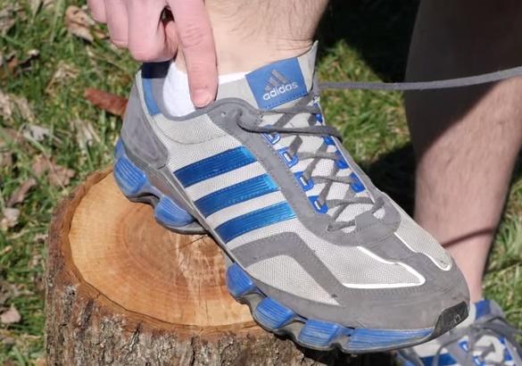 VIDEO! N-o foloseai și niciodată nu te g&acirc;ndeai la așa ceva! La ce folosește ultima gaură de șireturi de la pantofii SPORT