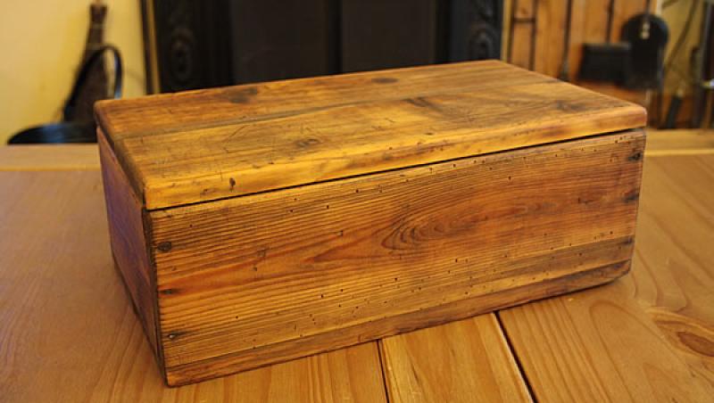 Au găsit o cutie veche de lemn în casa bunicului, dar înăuntru au descoperit ceva COLOSAL! „Nu îmi vine să cred ce SECRET ascundea!”