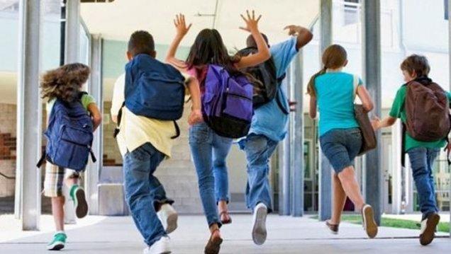 Vești excelente pentru ELEVI și STUDENȚI! Ce trebuie să facă ca să primească 200 de EURO! Decizia a fost luată ASTĂZI