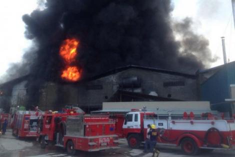 Incendiu DEVASTATOR la o fabrică de încălțăminte! Cel puțin 31 de oameni și-au pierdut viețile