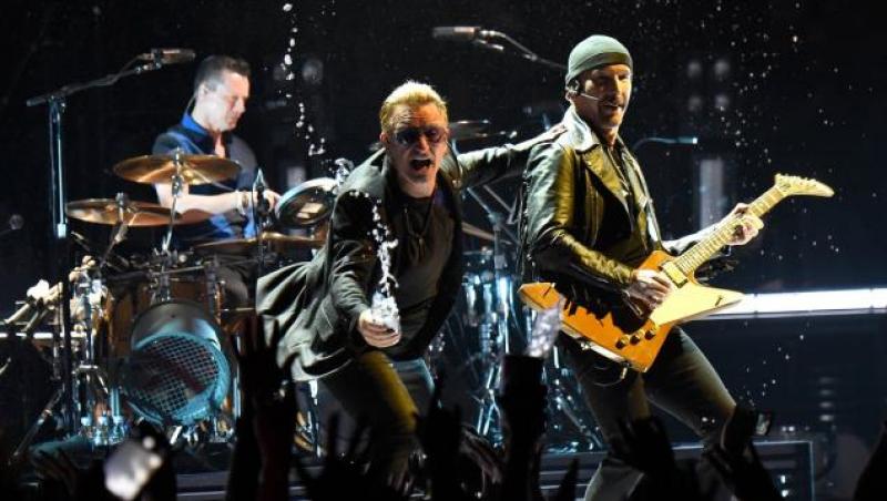 VIDEO: Incident ȘOCANT pentru unul dintre membrii trupei U2. Chitaristul formației a CĂZUT de pe SCENĂ în timpul unui concert