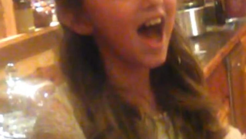 Are doar 11 ani! Ascult-o și o să rămâi fără cuvinte! Cântă DUMNEZEIEȘTE și o confunzi ușor cu Adele!