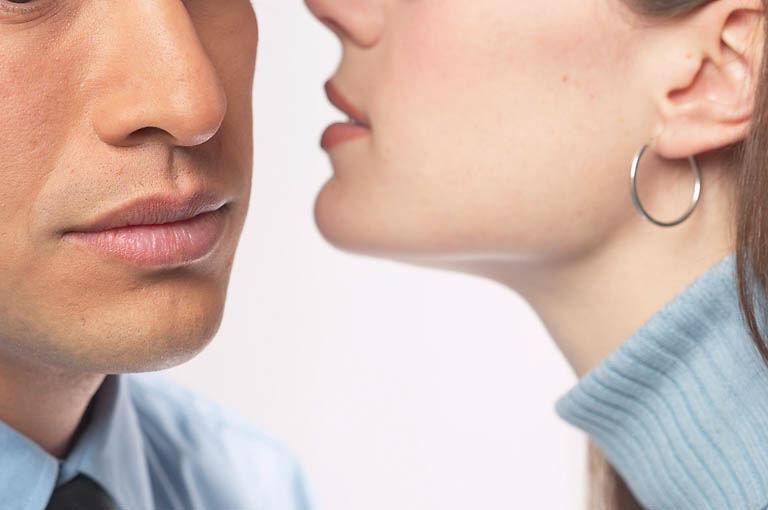 Vrei să &icirc;l faci să te audă? Atunci vorbește-i la această ORĂ! Uite c&acirc;nd sunt bărbații mai deschiși la vorbă!