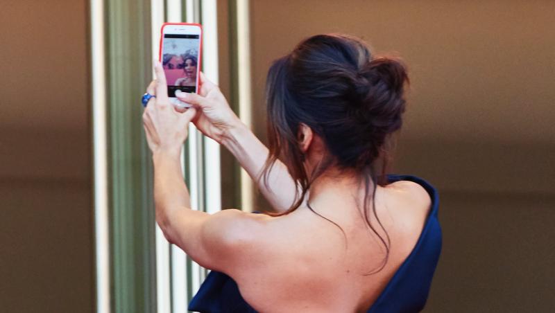 FOTO: Eva Longoria, selfie incendiar la Cannes! Cum a fost surprinsă vedeta