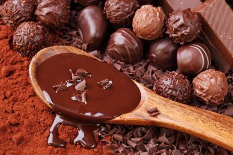 Consumi multă ciocolată? Iată ce efecte MIRACULOASE are asupra corpului tău