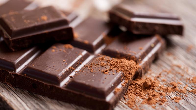 Reţetă VIDEO: Cum să faci cea mai bună ciocolată acasă, cu doar şase ingrediente! O să iubeşti desertul acesta