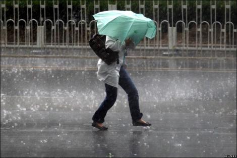 Avertizare METEO: Vremea o ia razna! Ploi torenţiale, vijelie şi grindină! Vezi care sunt zonele afectate