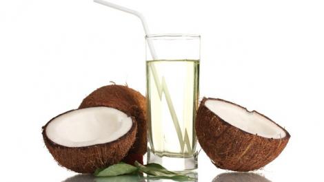 Apa de cocos, o minune pentru organismul tău! Ce se întâmplă dacă o bei timp de o săptămână