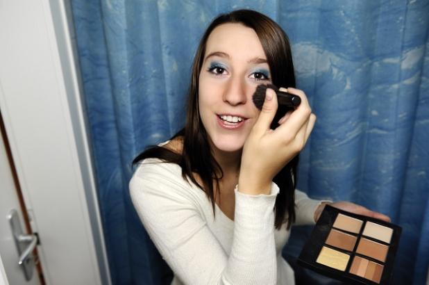 Transpiraţia îţi strică machiajul? Trucuri pentru ca make-up-ul să reziste toată ziua, indiferent de temperaturi