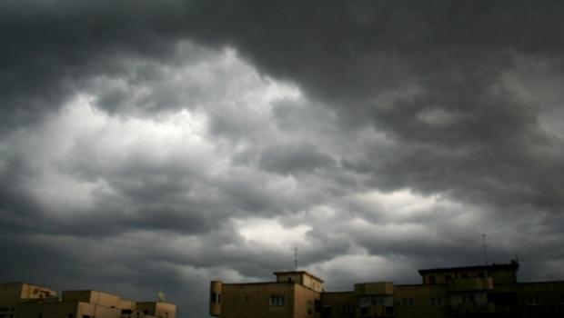 Meteorologii au prelungit avertizările: Ploi și instabilitate atmosferică accentuată &icirc;n toată țara! C&acirc;t mai ține vremea rea