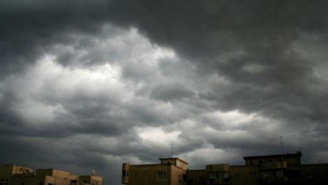 Meteorologii au prelungit avertizările: Ploi și instabilitate atmosferică accentuată în toată țara! Cât mai ține vremea rea