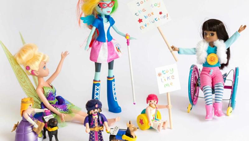 Barbie perfectă nu mai e la modă! Prima colecție de păpuși cu dizabilități a cucerit internetul, iar comenzile curg valuri (Galerie FOTO)