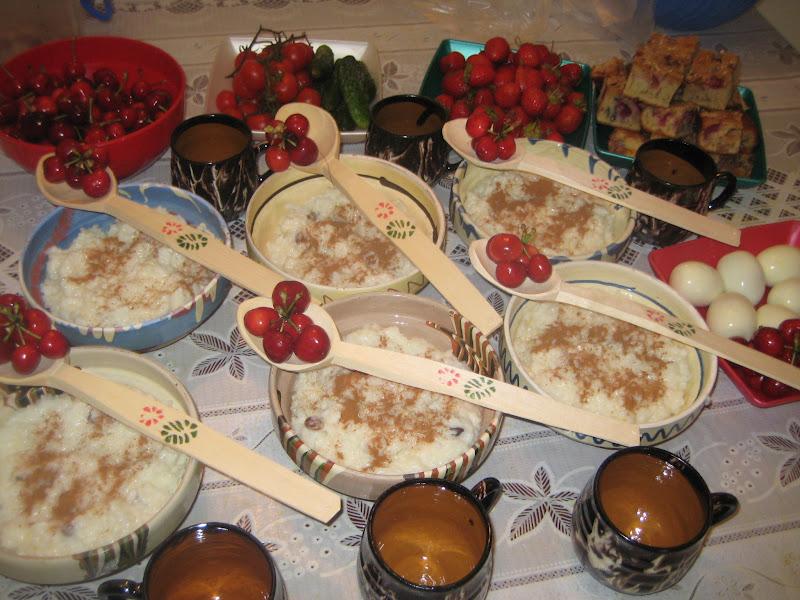 Tot ce trebuie să știi despre sărbătoarea Moșii de vară! De ce se &icirc;mpart ulcele cu fructe și lapte