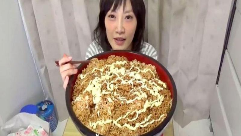 VIDEO: Când o vezi, n-ai crede că poate face asta! Cum arată femeia care mănâncă patru kilograme de fidea în doar câteva minute
