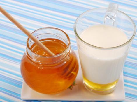 Minunea dintr-un pahar cu lapte şi miere! Iată ce se întâmplă dacă bei asta în fiecare seară! Efectul este miraculos
