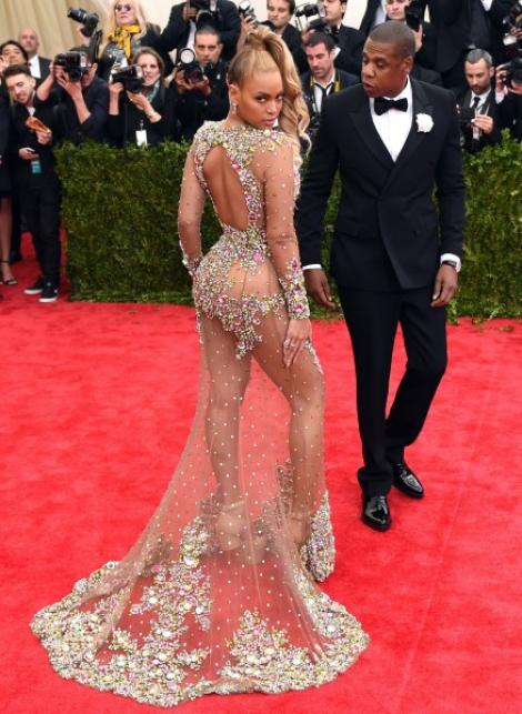 Extravaganţă maximă, nu glumă! Beyonce, irezistibilă într-o rochie super transparentă! A arătat TOT, TOT!