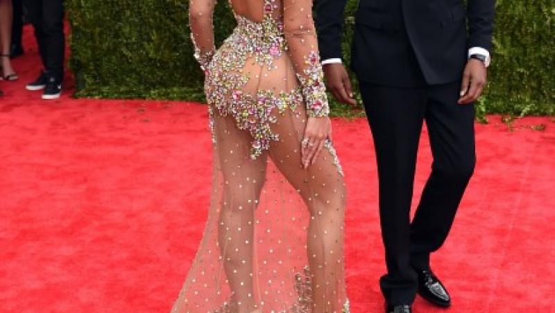 Extravaganţă maximă, nu glumă! Beyonce, irezistibilă într-o rochie super transparentă! A arătat TOT, TOT!
