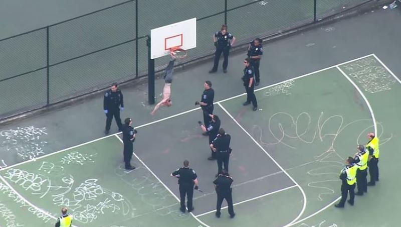 A vrut să se joace baschet, dar a pățit ceva BIZAR! Polițiștii și-au făcut cruce când l-au văzut! (VIDEO)