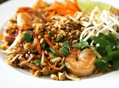Răsfaţă-te chinezeşte! Thai thai, un preparat delicios cu pui şi legume! Îţi lingi degetele de plăcere