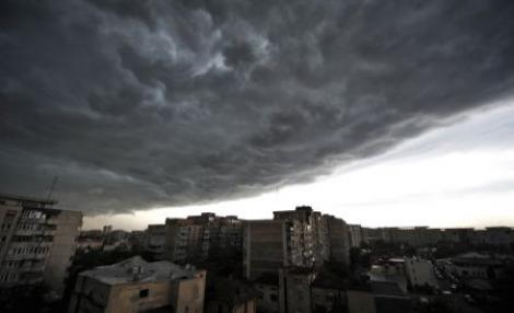 Vremea a luat-o razna! Meteorologii au emis COD GALBEN de PLOI şi VIJELII! Care sunt zonele afectate
