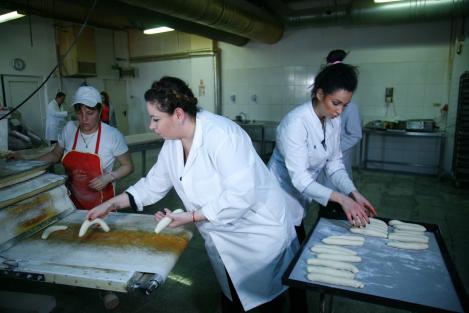 În prima ediție a noului sezon "Poftiți pe la noi", Nicoleta Luciu și Oana Roman au pregătit 100 de sandvișuri și 25 de litri de ciorbă