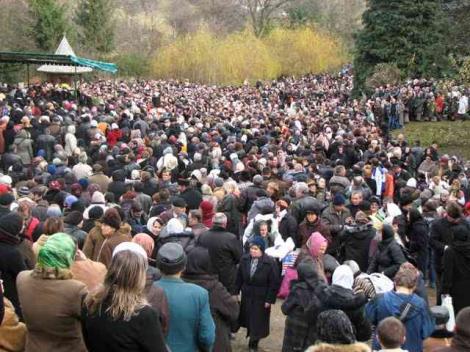 10.000 de pelerini au fost la mormântul lui Arsenie Boca! Printre ei era și Gigi Becali, care a făcut ANUNȚUL! „Am decis să fac ASTA aici”