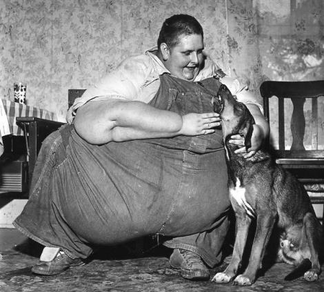 Imaginile care au intrat în istorie: Aşa a arătat cel mai gras om din lume! Avea nevoie de 12 pompieri pentru a fi mişcat