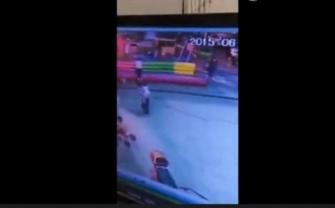 VIDEO! Incident șocant, surprins de camerele video! Un tobogan a fost ridicat de vânt, cu tot cu copii!