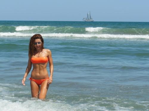 Carmen Brumă te &icirc;nvaţă cum să treci testul costumului de baie! Transformă-te &icirc;n zeiţa plajei, urm&acirc;nd aceste sfaturi simple