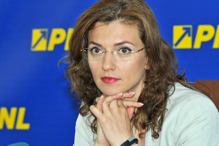 Faza anului! Alina Gorghiu, liderul PNL, confundată de un copil: &rdquo;Nu deschid la hoți&rdquo; Mircea Badea comentează &icirc;nt&acirc;mplarea