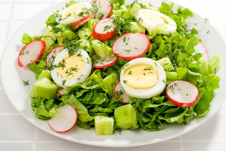 Descoperire uimitoare! Ce se întâmplă dacă pui un ou fiert în salata verde! De acum încolo trebuie să ştii asta