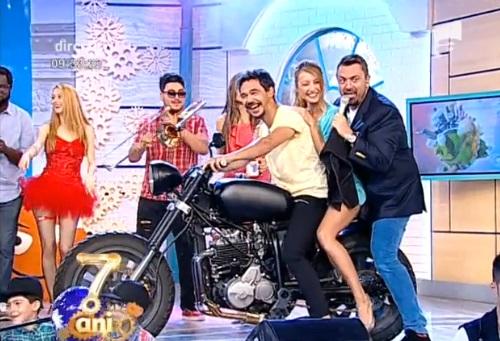 Picioarele interminabile ale Flaviei de la "Neatza", expuse pe motor! Răzvan și Horia Brenciu au "sprijinit-o" pe vecină