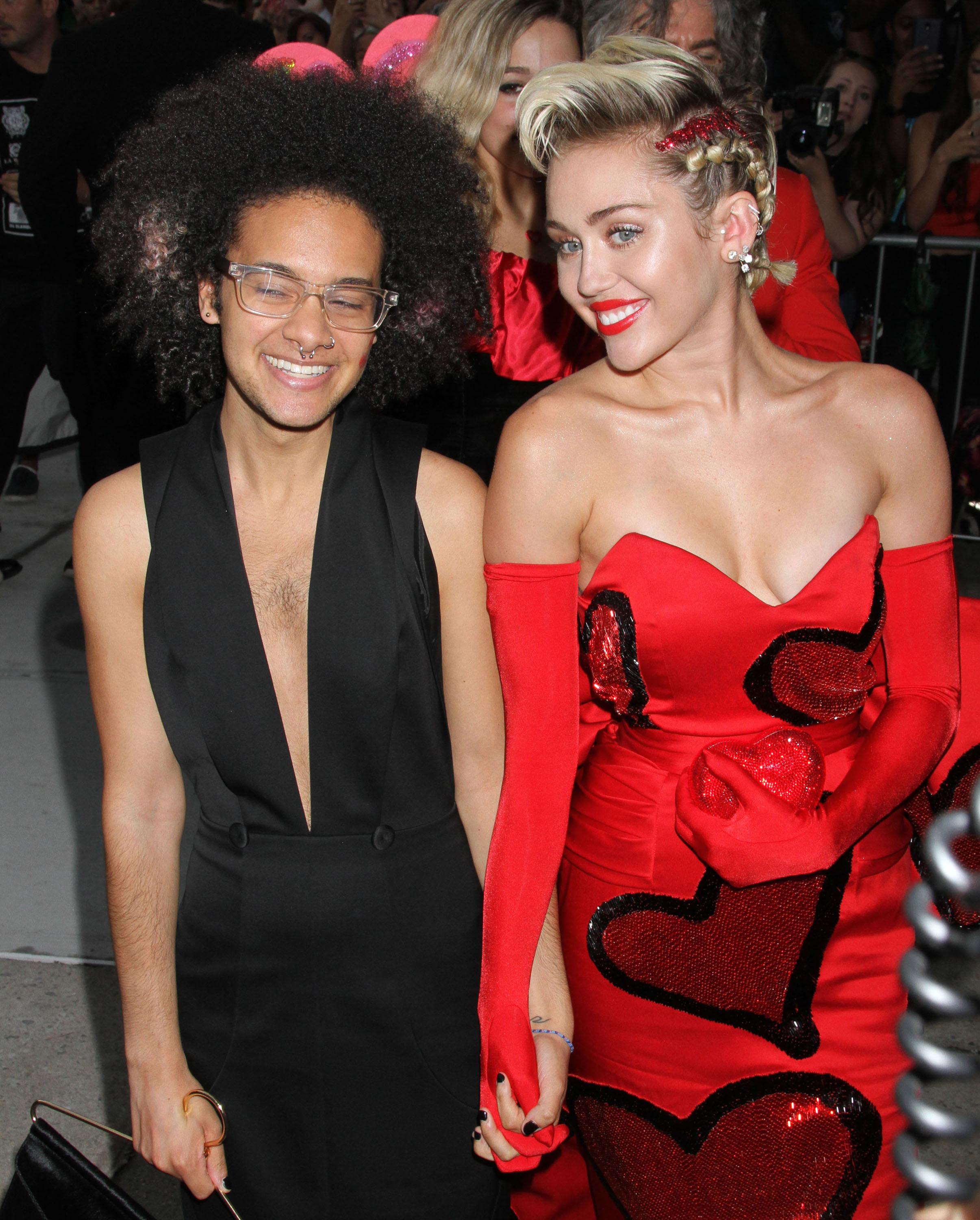 FOTO: A vrut să fie sexy, dar s-a făcut de r&acirc;s! Miley Cyrus, așa cum n-ai mai văzut-o vreodată! Apariția ei dezastruoasă a st&acirc;rnit critici