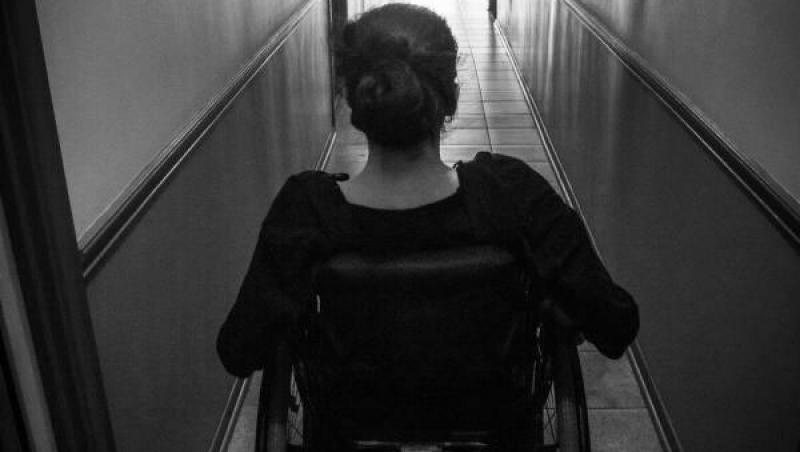 Lecție de viață, în imagini! Un adolescent își coboară mama rămasă paralizată în urma unui jaf, zilnic, pe scări