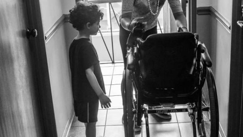 Lecție de viață, în imagini! Un adolescent își coboară mama rămasă paralizată în urma unui jaf, zilnic, pe scări