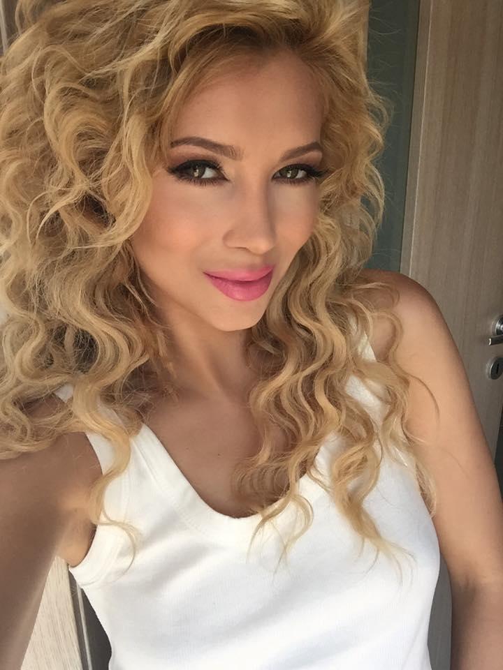 FOTO: Lora, &icirc;ntr-o superbă pereche de pantaloni scurți de vară! C&acirc;t de sexy este