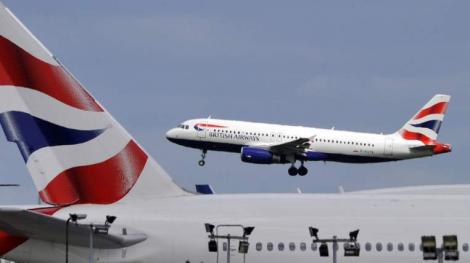 Un pasager clandestin, care a stat ascuns în cala de bagaje, a murit după ce a căzut dintr-un avion British Airways