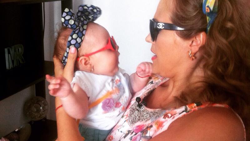 Imagini adorabile! Fiica Mirelei Boureanu Vaida, vedetă în devenire! De 1 iunie, mămica a pozat-o cu ochelari de soare!