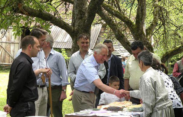 S&acirc;nge albastru, m&acirc;ndru printre săteni! Prințul Charles al Marii Britanii a jurizat un concurs de cosit &icirc;n Rom&acirc;nia
