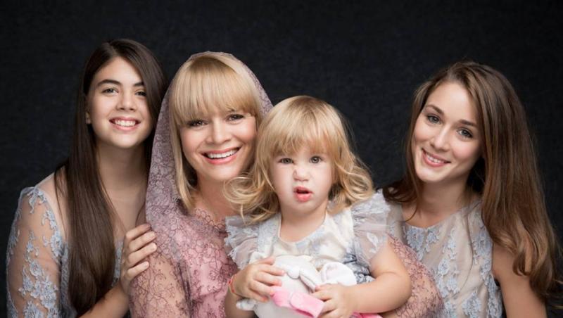 Fotografie de familie! Horia Brenciu are acasă patru mari: soția și fiicele sale. Uite cât de mari s-au făcut cele trei