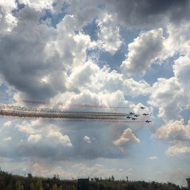 Cel mai mare miting aviatic din România a strâns zeci de mii de oameni! Acrobaţii pe cerul Capitalei, cu 120 aparate