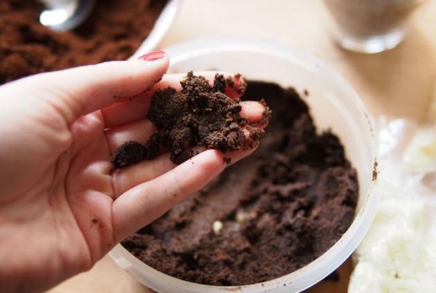 Nu mai arunca zațul de la cafea! Ingredientul are numeroase beneficii cosmetice și casnice: Știai că &icirc;ndepărtează mirosurile neplăcute?