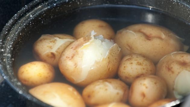 A vrut să facă nişte cartofi prăjiți! I-a tăiat, iar &icirc;n interior a găsit o cruce perfect conturată