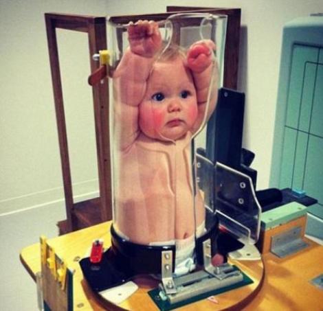 Nu este o jucărie! Un bebeluș a fost introdus într-un aparat medical pentru a i se face o radiografie