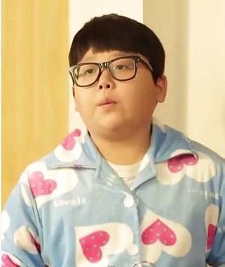 Pare un băiețel, dar toți au un șoc c&acirc;nd &icirc;i văd buletinul! Uite c&acirc;ți ani are, de fapt, acest &bdquo;Peter Pan&rdquo;!