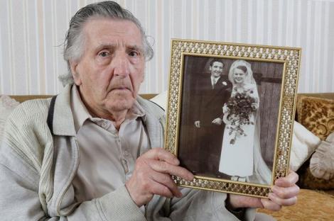 Un pensionar luptă pentru dreptul de a-și săruta soția! Povestea lui a emoționat milioane de oameni!
